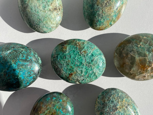 Palm Stone de Crisocola | CALMA - EXPRESIÓN